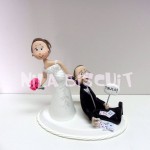 Bonecos do bolo de casamento com a noiva gravida  puxando pela gravata
