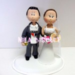 Bonecos do bolo de casamento com noiva fazendo bolo