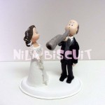 Bonecos do bolo de casamento com noivo tocando