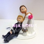 Bonequinhos do bolo de casamento com a noiva puxando o noivo amarrado pelo colarinho