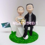 Bonequinhos do bolo de casamento com campo de futebol