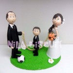 Bonequinhos do bolo de casamento com criança pulando corda