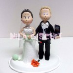 Bonequinhos do bolo de casamento com noivinha fazendo tricô