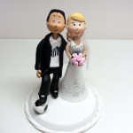 Bonequinhos do bolo de casamento com noivo com bola de futebol no pé