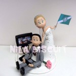 Bonequinhos do bolo de casamento com noivo corinthiano  jogando video game de futebol e noiva palmeirense  puxando
