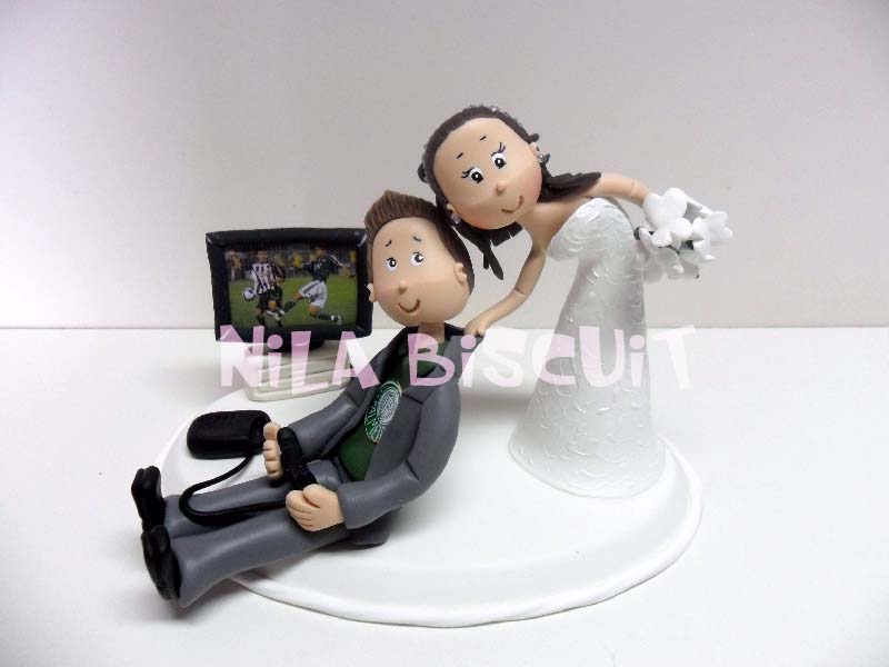 Bonequinhos do bolo de casamento com noivo palmeirense jogando video game de futebol