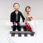 Bonequinhos do bolo de casamento em cima do trilho do trem