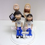 Miniatura personalizada para bolo de casamento  dos noivos com 2 crianças