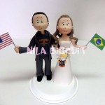 Noivinhos do Bolo de casamento com noivo americano e noiva brasileira