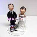 Noivinhos do bolo de casamento enrolados no fio do notebook  se conheceram via internet