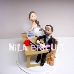 Noivinhos para bolo com a noiva puxando o noivo pela gravata q não para de trabalhar