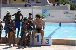 Phelps nada ao lado de crianças da Rocinha