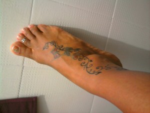 tatuagem feminina nos pés