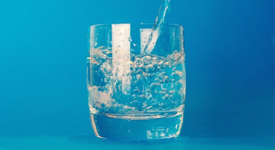 Tomar água fresca e limpa é muito importante para a saúde de todas as pessoas. Mas surge a dúvida: bebedouro de coluna ou mesa? Acesse para saber!