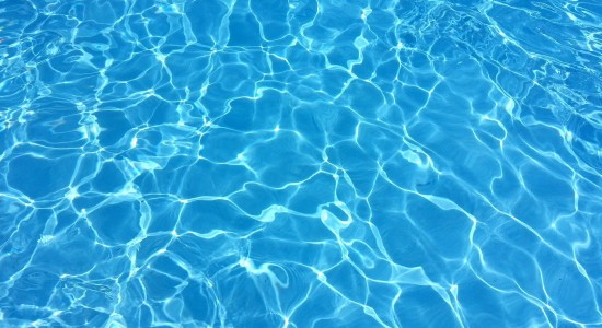 Não sabe por que usar água potável para abastecer a sua piscina? Acesse e conheça as vantagens!