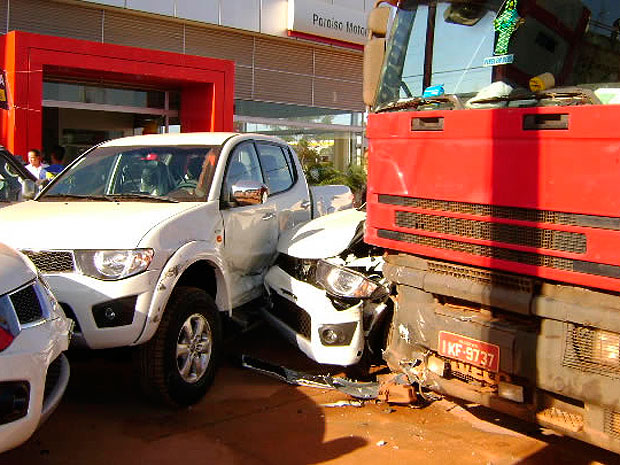 Carreta invadiu pátio de concessionária e atingiu seis caminhonetes de luxo na Bahia (Foto: Sigi Vilares/ Site Sigivilares.com.br)