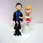 Bonecos do bolo de casamento com a noiva puxando pela gravata e cachorro