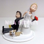 Bonecos do bolo de casamento com a noiva puxando pela gravata noivo japones