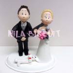 Bonecos do bolo de casamento com cachorro puxando vestido da noiva