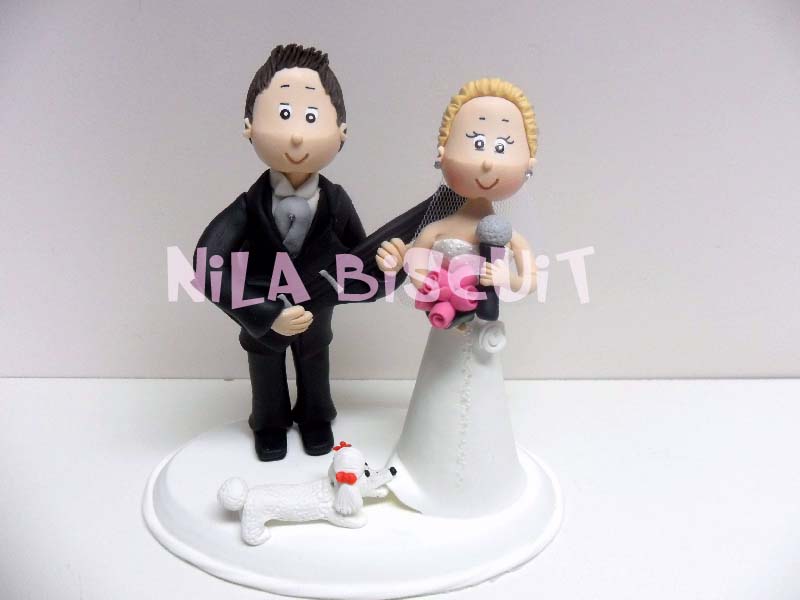 Bonecos do bolo de casamento com cachorro puxando vestido da noiva