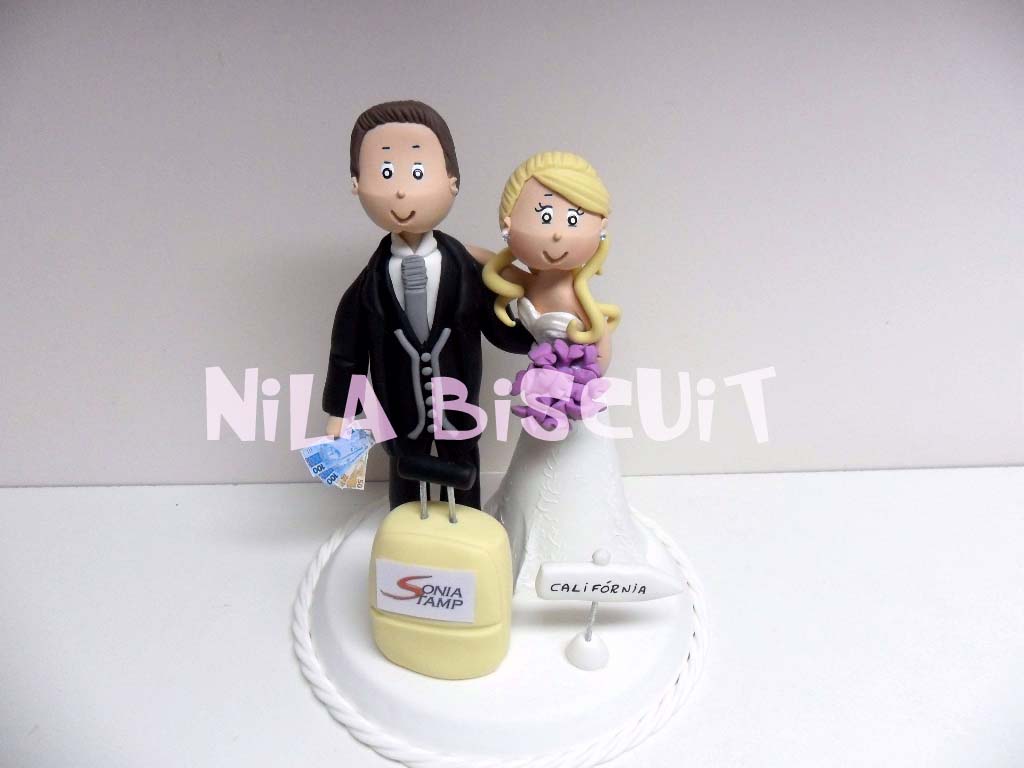 Bonecos do bolo de casamento com mala de viagem