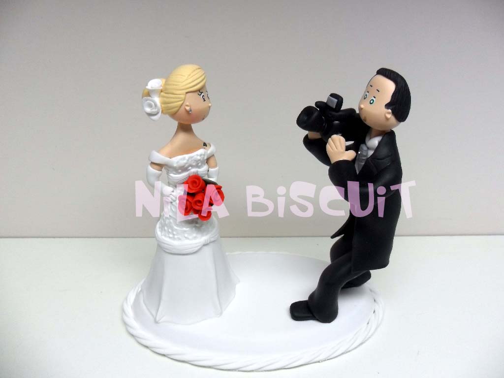 Bonecos do bolo de casamento com noivo camera man