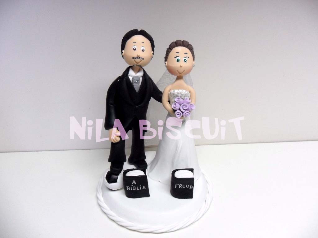 Bonecos do bolo de casamento com noivo crente e noiva psicóloga