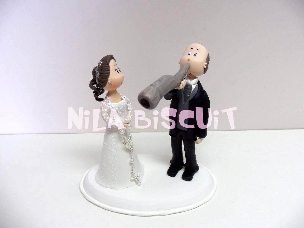 Bonecos do bolo de casamento com noivo tocando