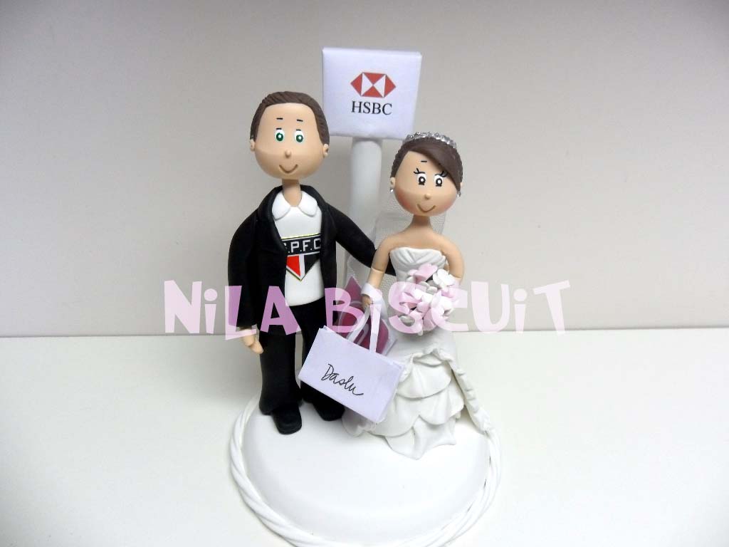 Bonecos do bolo de casamento com noivos q se conheceram no banco