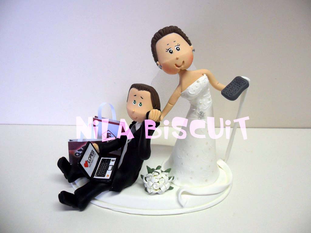 Bonequinhos do bolo de casamento com a noiva fazendo calculos e o noivo comprando