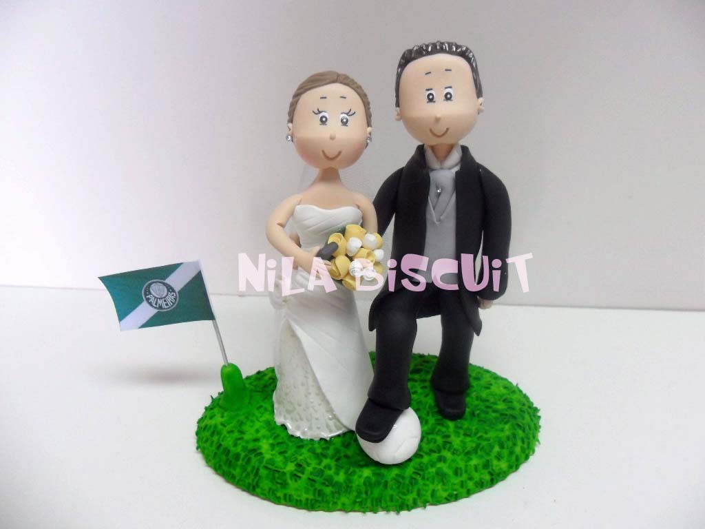 Bonequinhos do bolo de casamento com campo de futebol