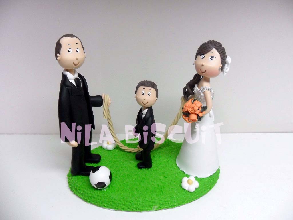 Bonequinhos do bolo de casamento com criança pulando corda