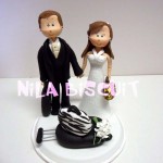 Bonequinhos do bolo de casamento com malas prontas pra viajar
