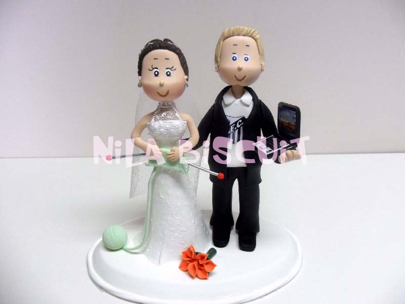 Bonequinhos do bolo de casamento com noivinha fazendo tricô