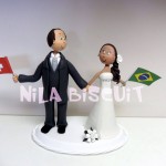 Bonequinhos do bolo de casamento com noivinho suiço e noivinha brasileira