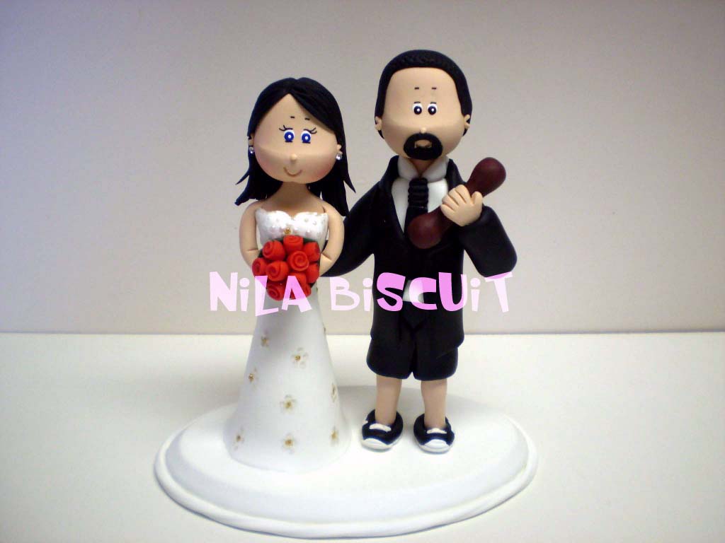 Bonequinhos do bolo de casamento com noivo fazendo musculação