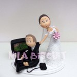 Bonequinhos do bolo de casamento com noivo jogando video game de futebol