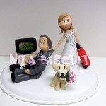 Bonequinhos do bolo de casamento com noivo jogando video game de futebol e noiva e cachorro esperando