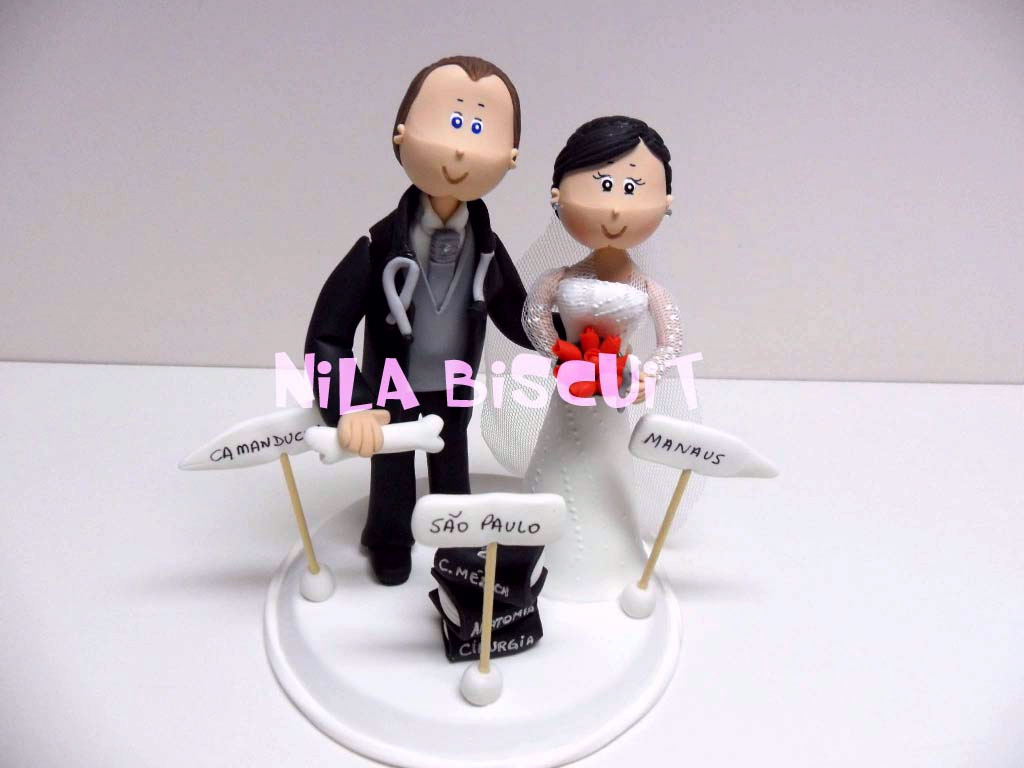 Bonequinhos do bolo de casamento com noivo médico