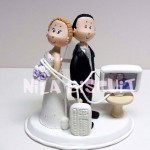 Bonequinhos do bolo de casamento enrolados no fio do computador se conheceram via internet