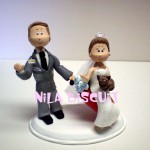 Bonequinhos do bolo de casamento noivos prontos para viajar