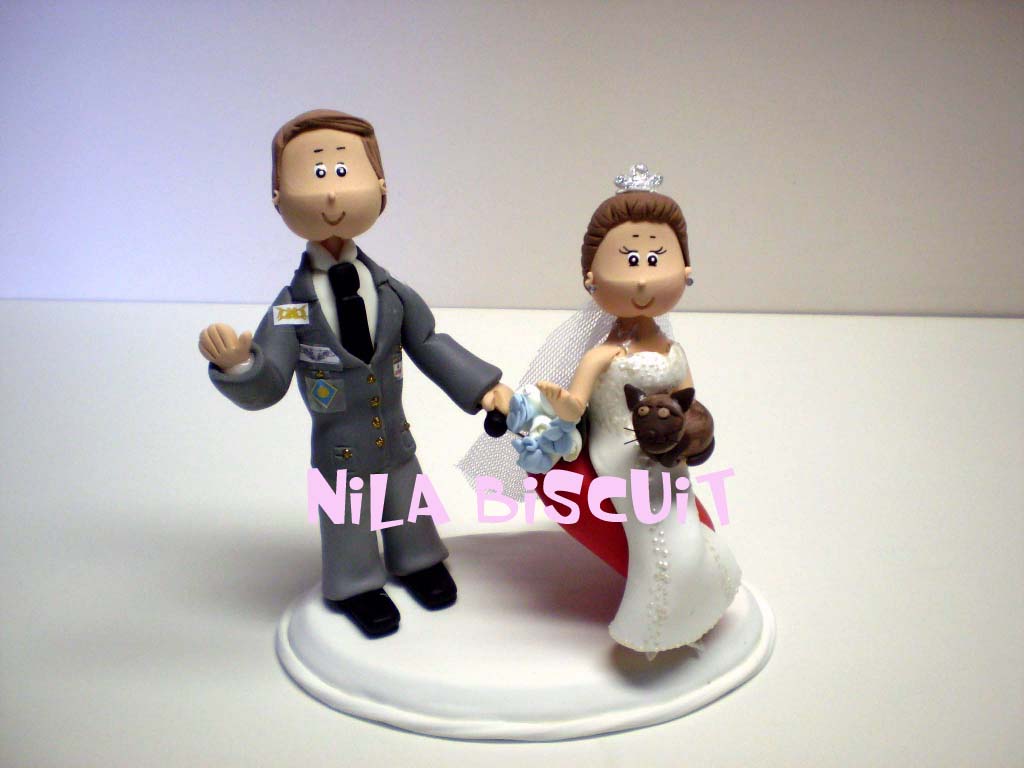 Bonequinhos do bolo de casamento noivos prontos para viajar