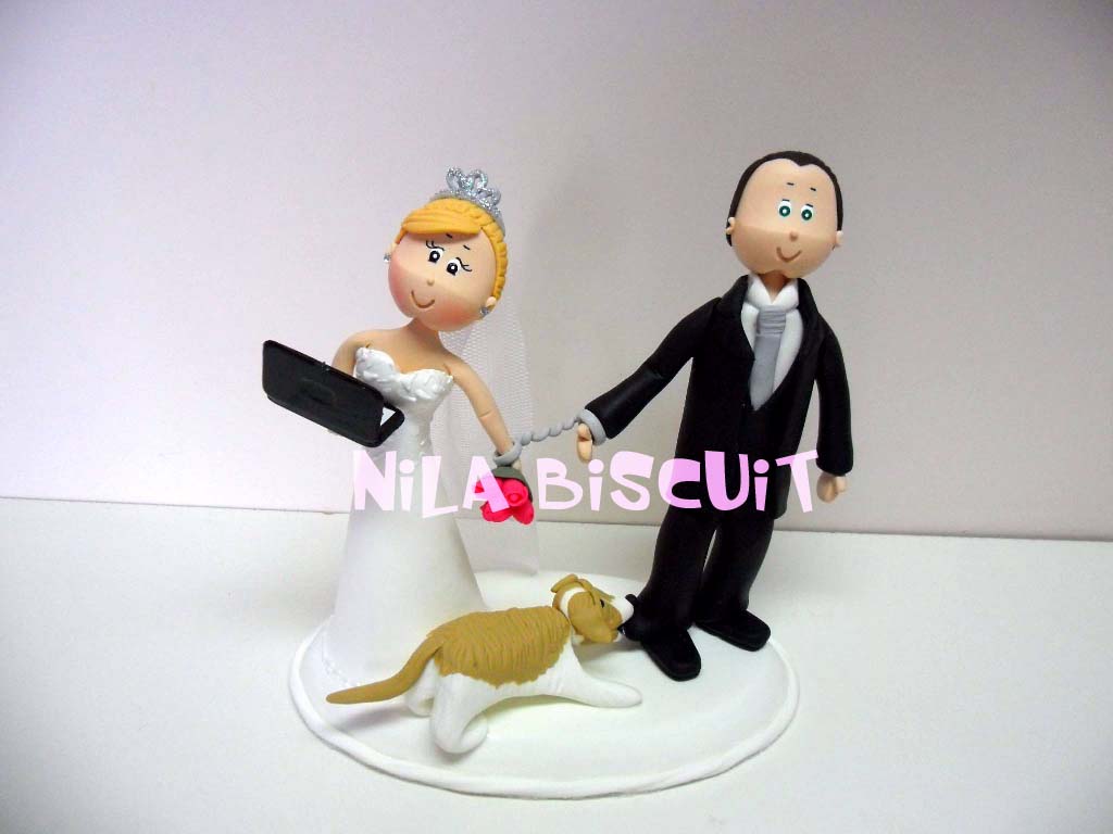 Noivinhos do Bolo de casamento com cachorro puxando o noivo