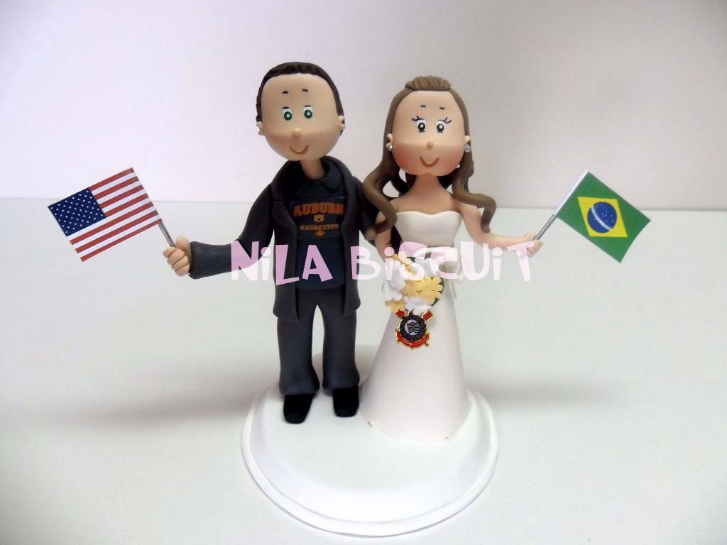 Noivinhos do Bolo de casamento com noivo americano e noiva brasileira