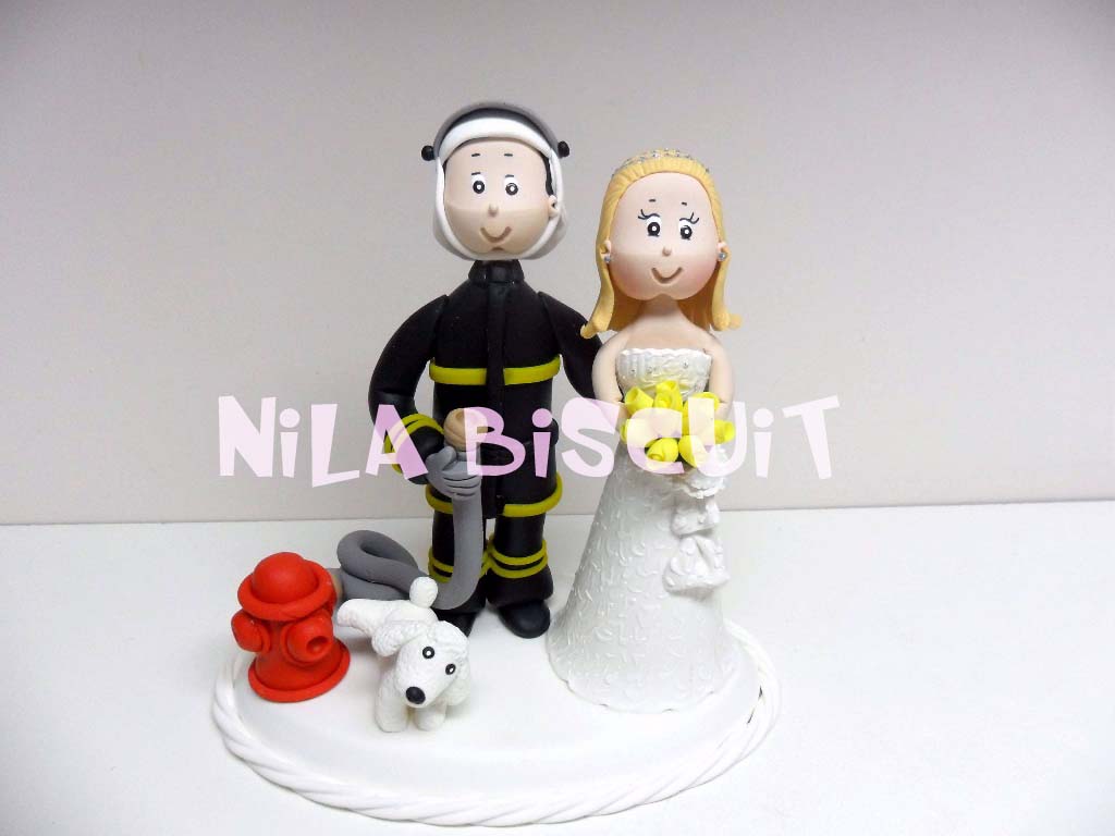 Noivinhos do Bolo de casamento com noivo bombeiro