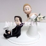 Noivinhos do bolo com o noivo amarrado sendo obrigado a casar