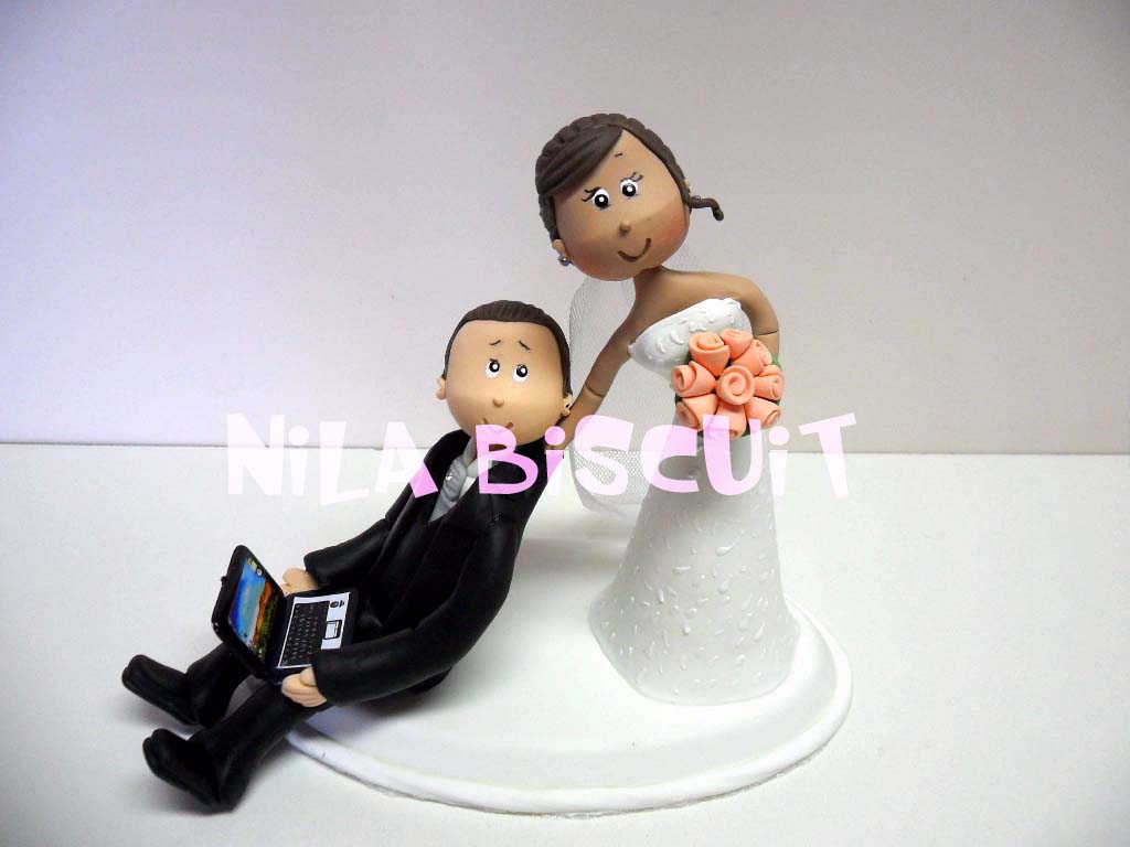 Noivinhos do bolo de casamento com a noiva puxando noivo pelo colarinho e o noivo segurando notebook