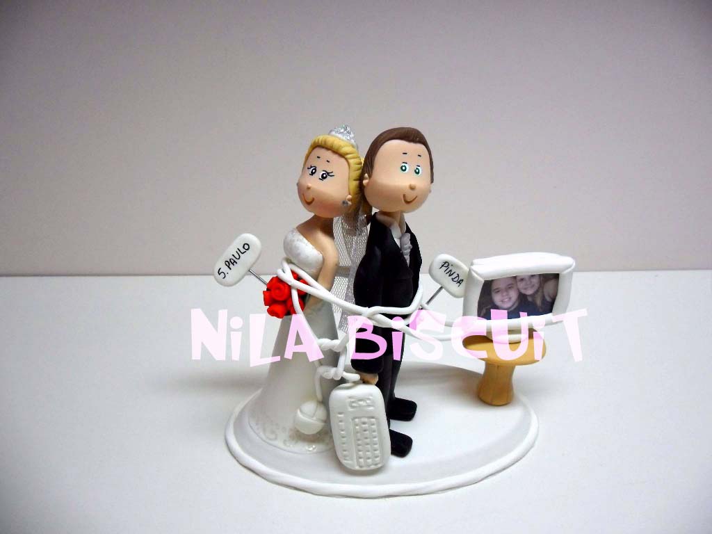 Noivinhos do bolo de casamento enrolados no fio do teclado se conheceram via internet