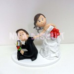 Noivinhos do bolo noivo  flamenguista com uma cerveja na mão e noiva puxando ele pelo colarinho para casar