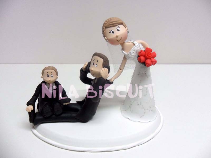 Noivinhos do bolo noivo só pensa  em trabahar e noiva puxando ele pra casar.